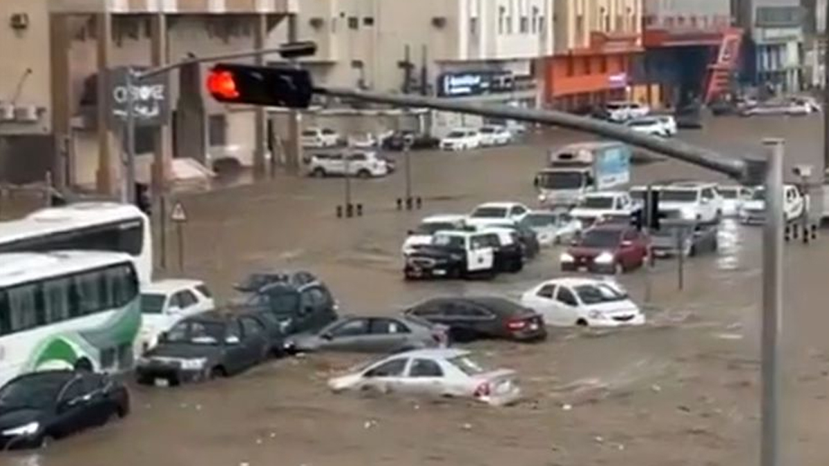 ভারী বর্ষণে বন্যায় প্লাবিত পবিত্র নগরী মক্কা