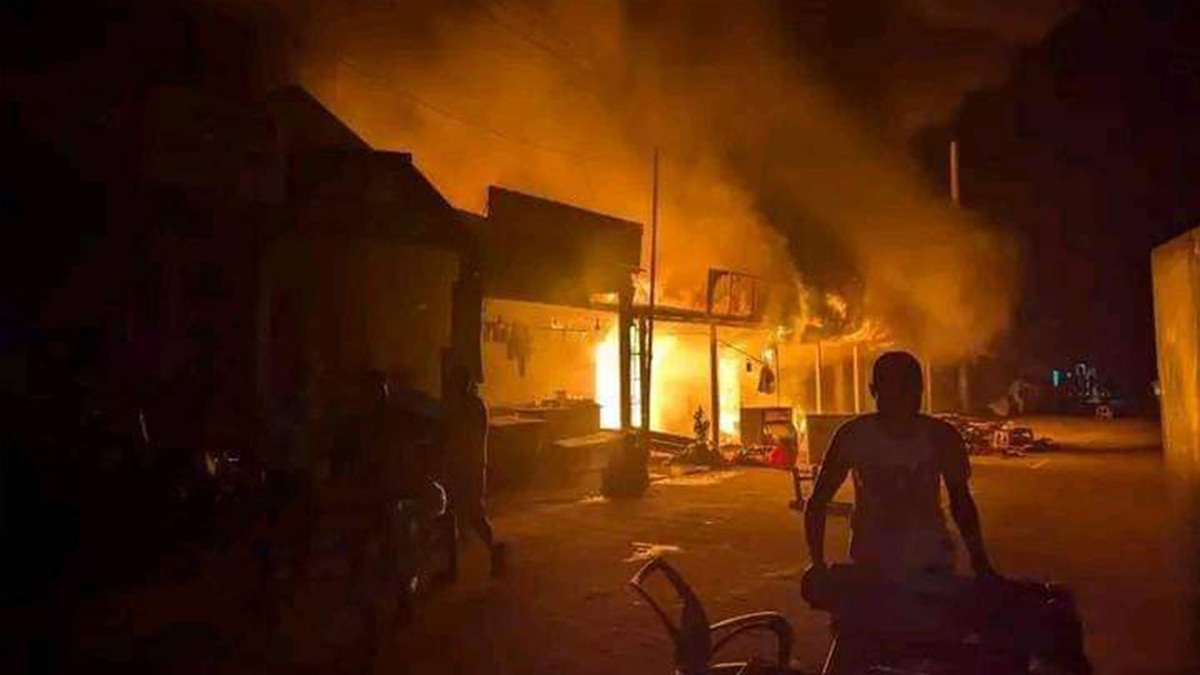 নারায়ণগঞ্জ কালির বাজারে আগুন, কাজ করছে ফায়ার সার্ভিসের ৪ ইউনিট