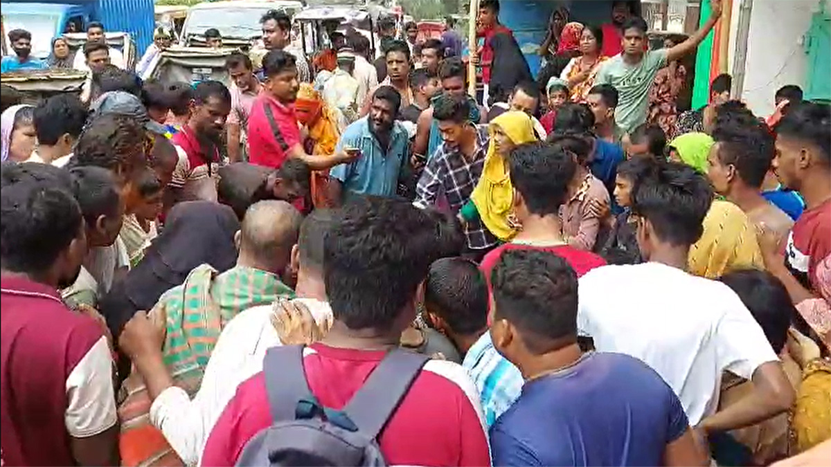 নরসিংদীতে প্রকাশ্য দিবালোকে যুবককে কুপিয়ে হত্যা