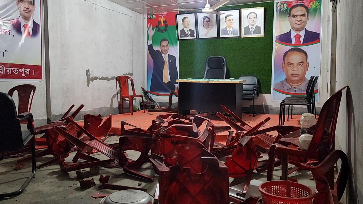 শরীয়তপুরে বিএনপি ও যুবদলের মধ্যে সংঘর্ষ, কার্যালয় ভাঙচুর