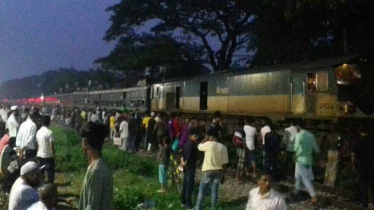 রেললাইনে শুয়ে আত্মহত্যার চেষ্টা, হার্ড ব্রেকে ট্রেনের ইঞ্জিন বিকল