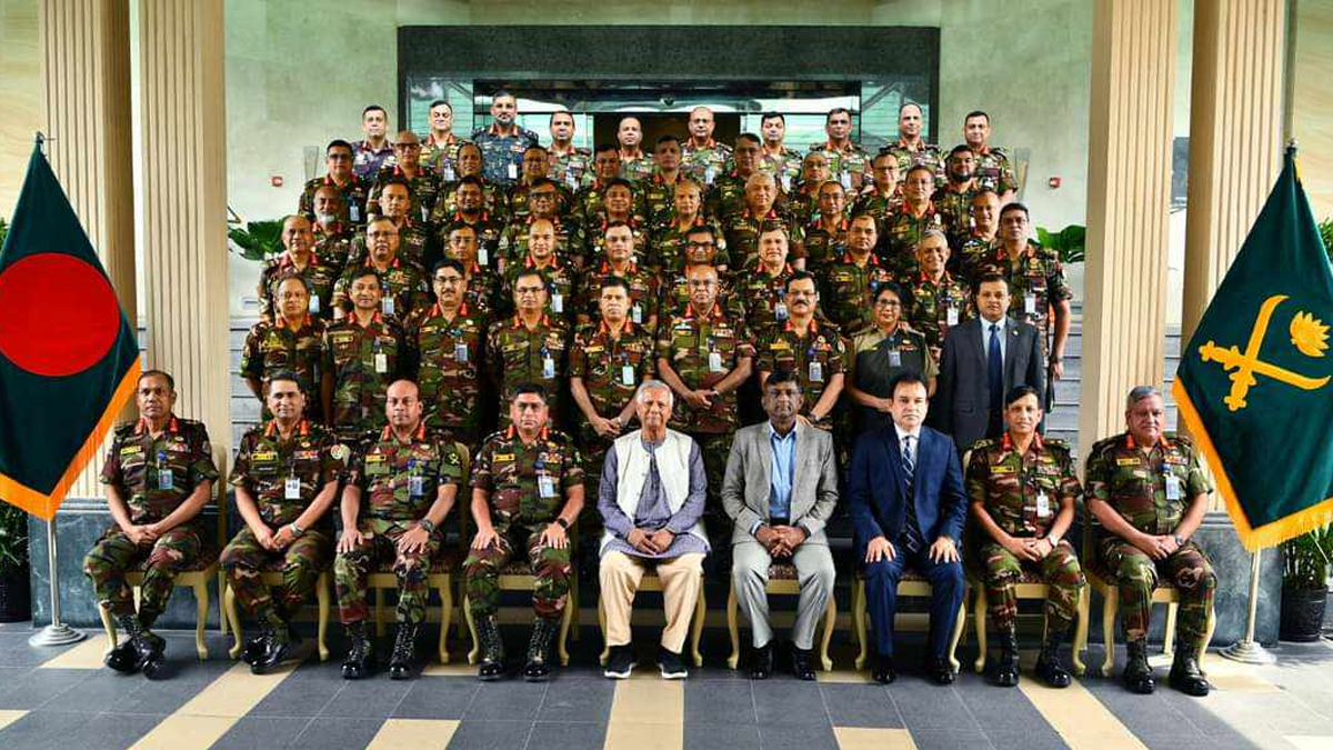 দেশের ক্রান্তিলগ্নে সেনাবাহিনী মানুষের পাশে দাঁড়িয়েছে: প্রধান উপদেষ্টা