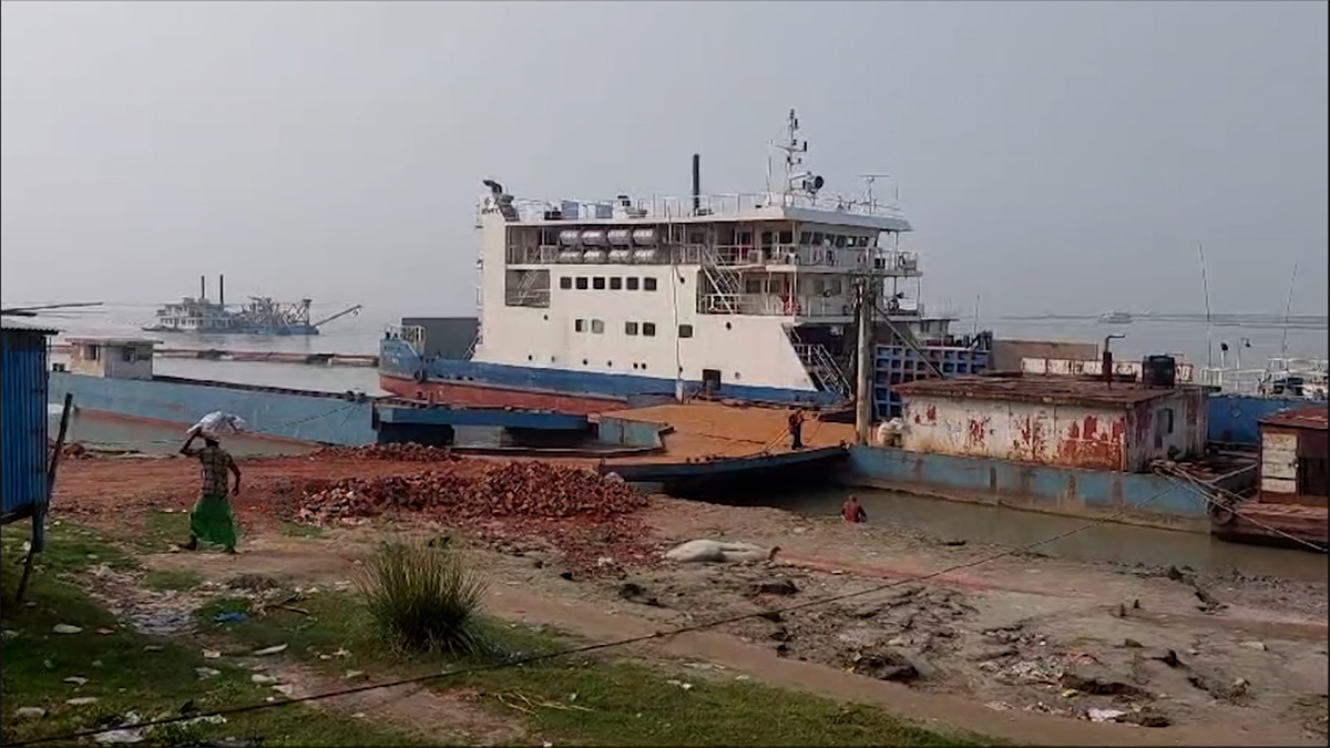 নাব্য সংকটে আরিচা-কাজীরহাটে বন্ধ ফেরি চলাচল, ভোগান্তি চরমে