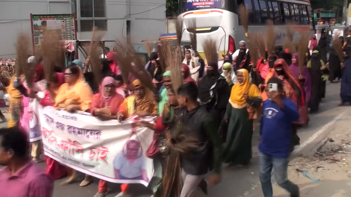 সালমান এফ রহমানের শাস্তির দাবিতে ঢাকার নবাবগঞ্জে ঝাড়ু মিছিল