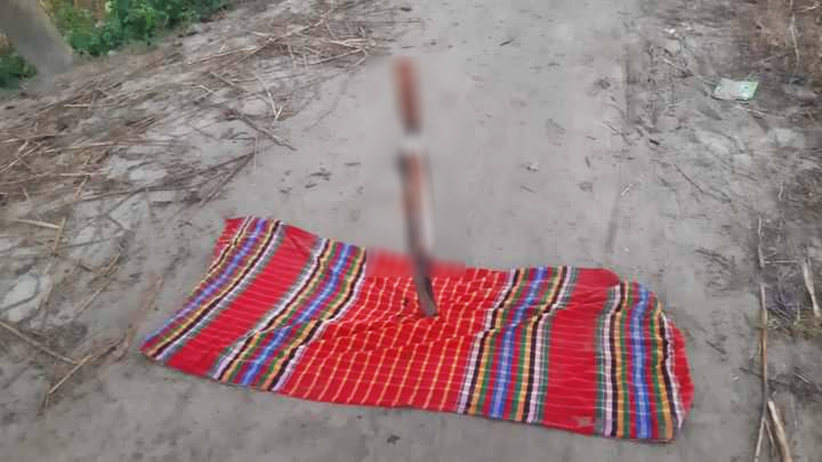 ঠাকুরগাঁওয়ে সড়কে লাল গামছার মাঝে ধারালো তলোয়ার, জনমনে আতঙ্ক