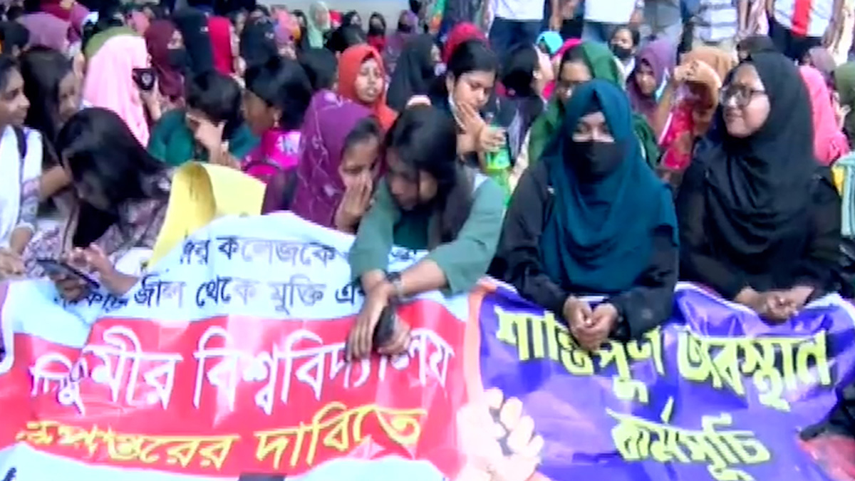 তিতুমীর কলেজের শিক্ষার্থীদের সড়ক ও রেলপথ অবরোধ