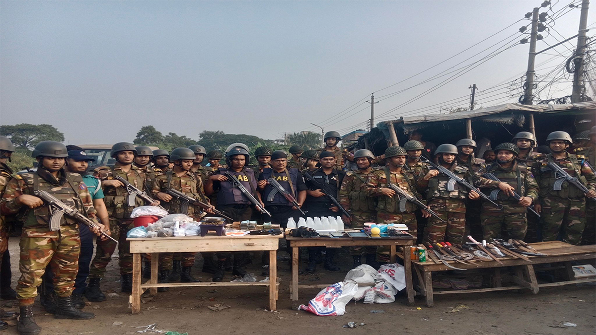 টঙ্গীর কেরাণিটেক বস্তিতে যৌথ বাহিনীর অভিযান, বিপুল মাদকসহ ২২ লক্ষ টাকা জব্দ