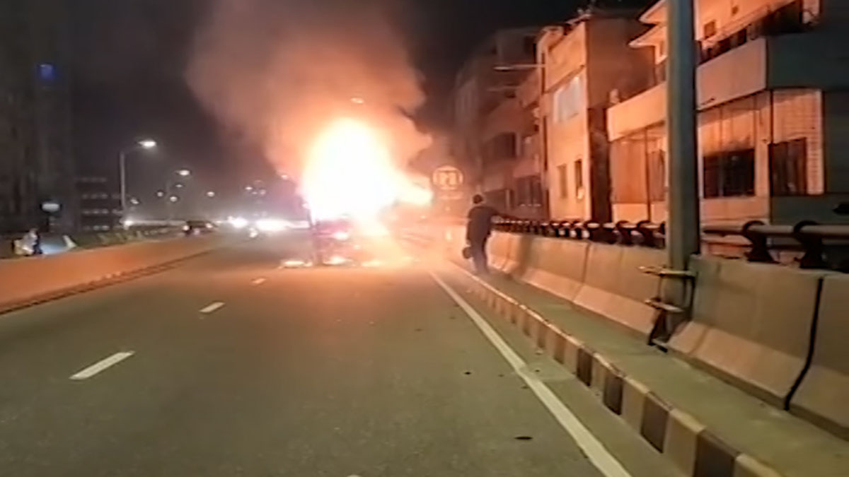 গভীর রাতে রাজধানীর হানিফ ফ্লাইওভারে ট্রাকে আগুন