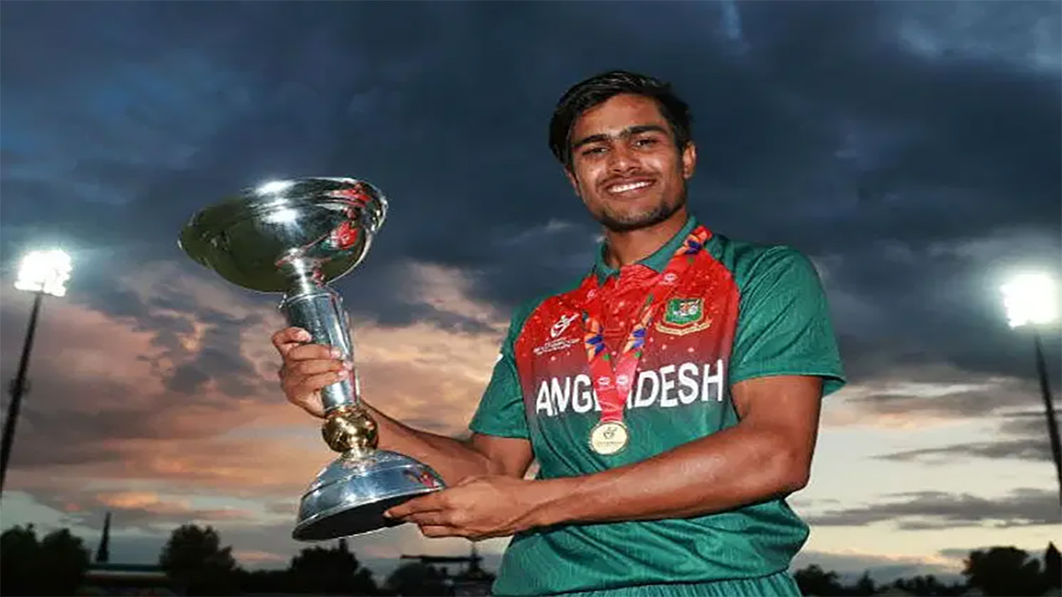 আম্পায়ারের সঙ্গে তর্কের পর চেয়ারে লাথি মেরে নিষিদ্ধ আকবর