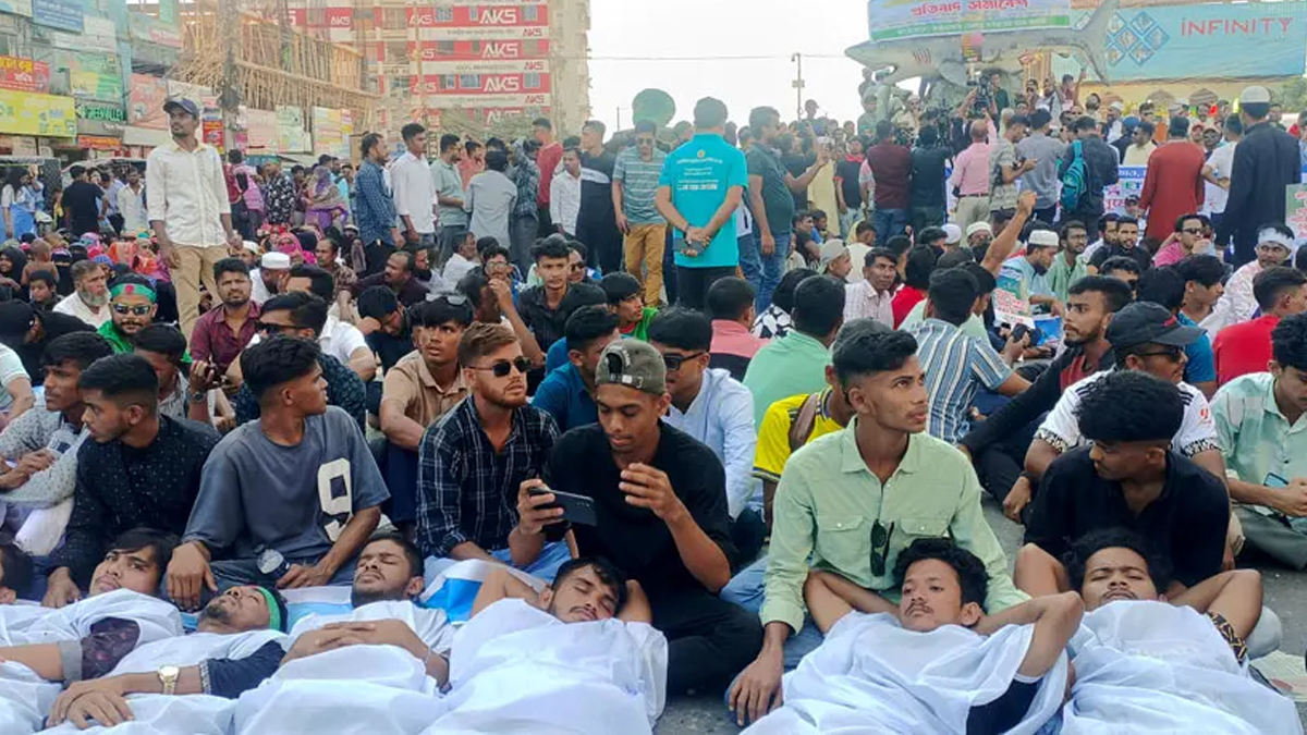 সেন্টমার্টিন ভ্রমণে বিধি-নিষেধ: ৫ ঘণ্টা পর রাস্তা ছাড়ল আন্দোলনকারীরা