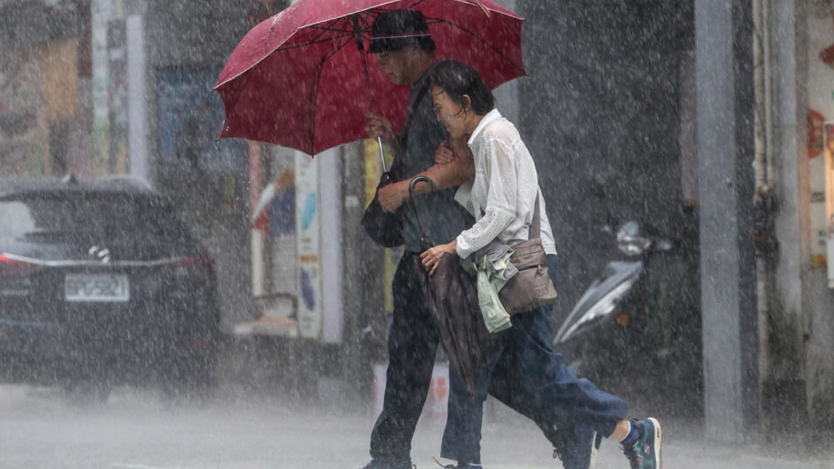 জাপানে ভারী বৃষ্টির কারণে ২ লাখ মানুষকে সরে যাওয়ার আহ্বান