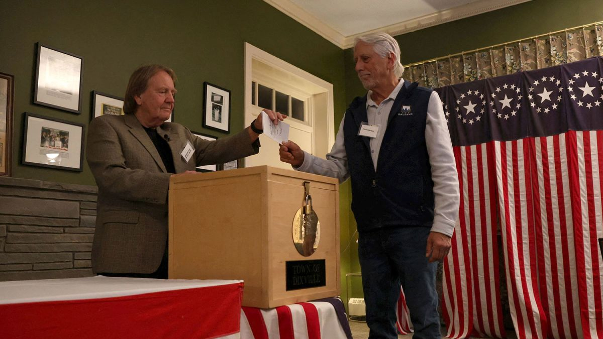 মধ্যরাতে ভোট যুক্তরাষ্ট্রের ডিক্সভিলে, ৩-৩ এ কমলা-ট্রাম্পের ড্র