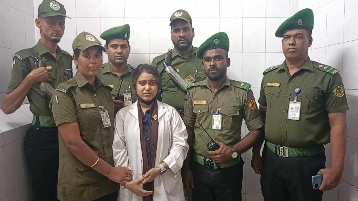 ঢাকা মেডিকেল থেকে ভুয়া নারী চিকিৎসক আটক