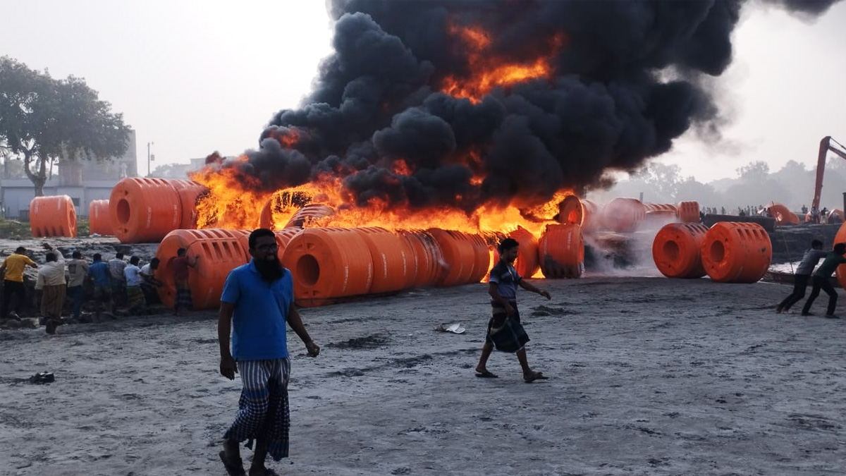 আরিচা ঘাটে বিআইডব্লিউটিএ’র ড্রেজার পাইপে আগুন, এক ঘণ্টার চেষ্টায় নিয়ন্ত্রণে