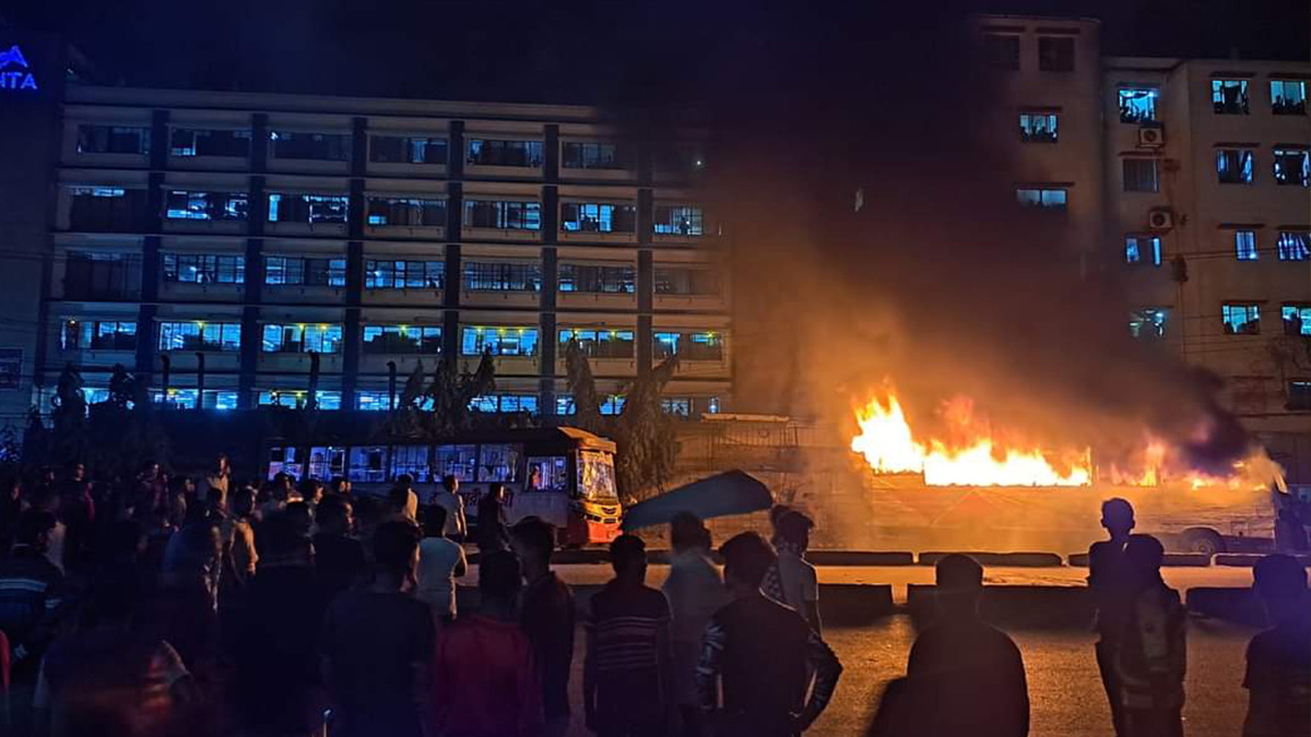 গাজীপুরে নিরাপত্তাকর্মীর মৃত্যুর খবরে ৪ বাসে আগুন