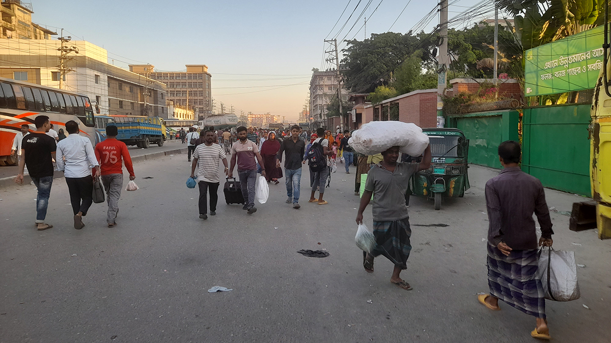 গাজীপুরে টানা তৃতীয় দিনেও শ্রমিকদের মহাসড়ক অবরোধ, ভোগান্তি চরমে