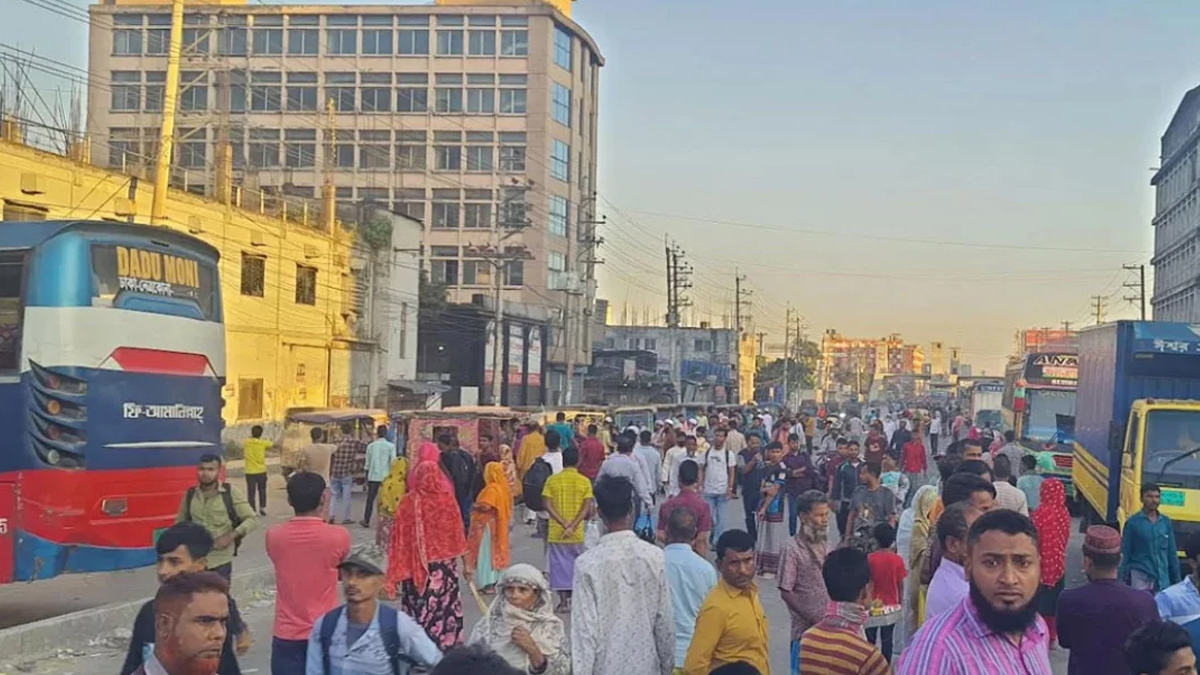 গাজীপুরে ৩০ ঘণ্টা ধরে সড়কে শ্রমিকদের বিক্ষোভ, যানজট ছাড়ালো ৩৫ কিলোমিটার
