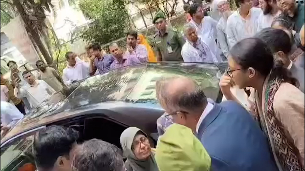 গণঅভ্যুত্থানে আহতদের দেখতে গিয়ে তোপের মুখে স্বাস্থ্য উপদেষ্টা