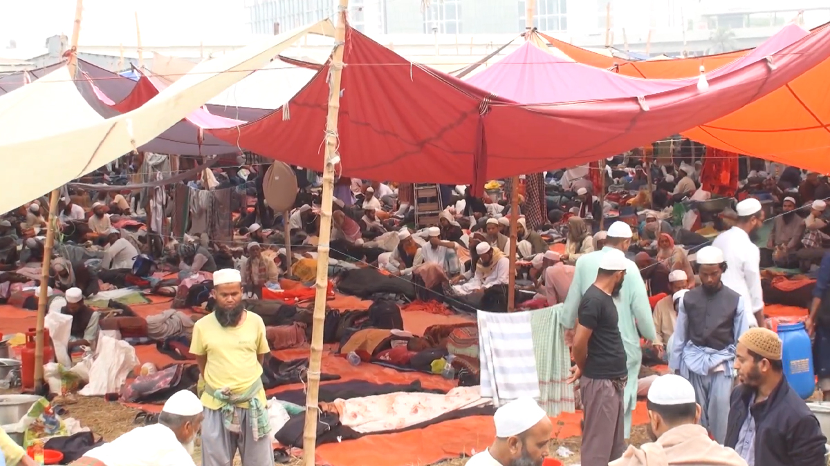 টঙ্গীতে চলছে জোড় ইজতেমার দ্বিতীয় দিনের বয়ান