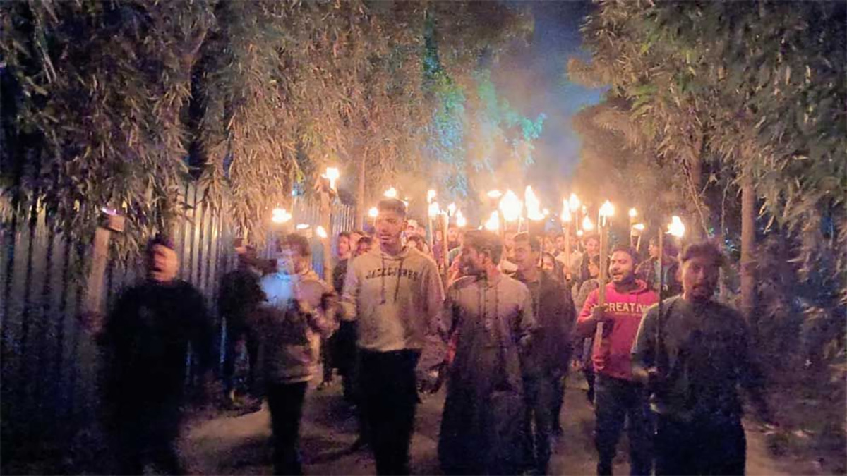 সেই রিকশাচালককে গ্রেফতারের দাবিতে জাবিতে মশাল মিছিল