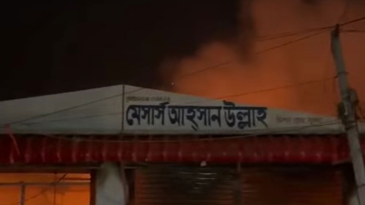 খুলনায় পাটের বস্তার গোডাউনে আগুন, নিয়ন্ত্রণে ৭ ইউনিট