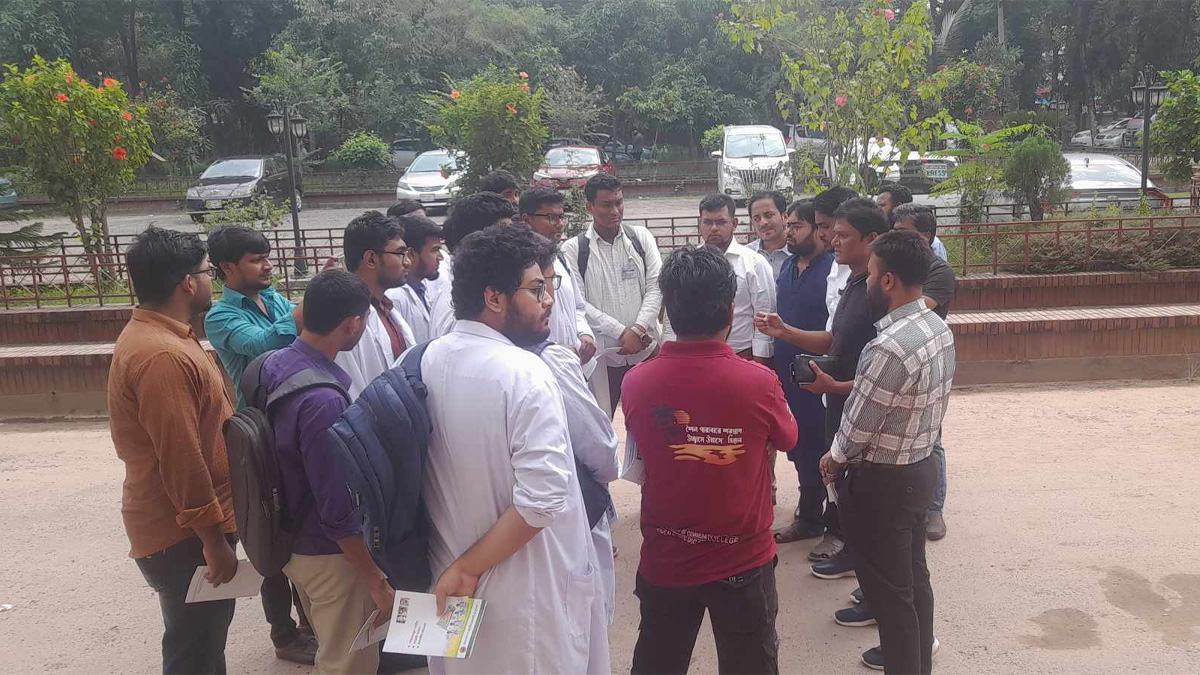 খুলনায় ‘রাষ্ট্র মেরামতের’ ৩১ দফা সম্বলিত লিফলেট বিতরণ ছাত্রদলের