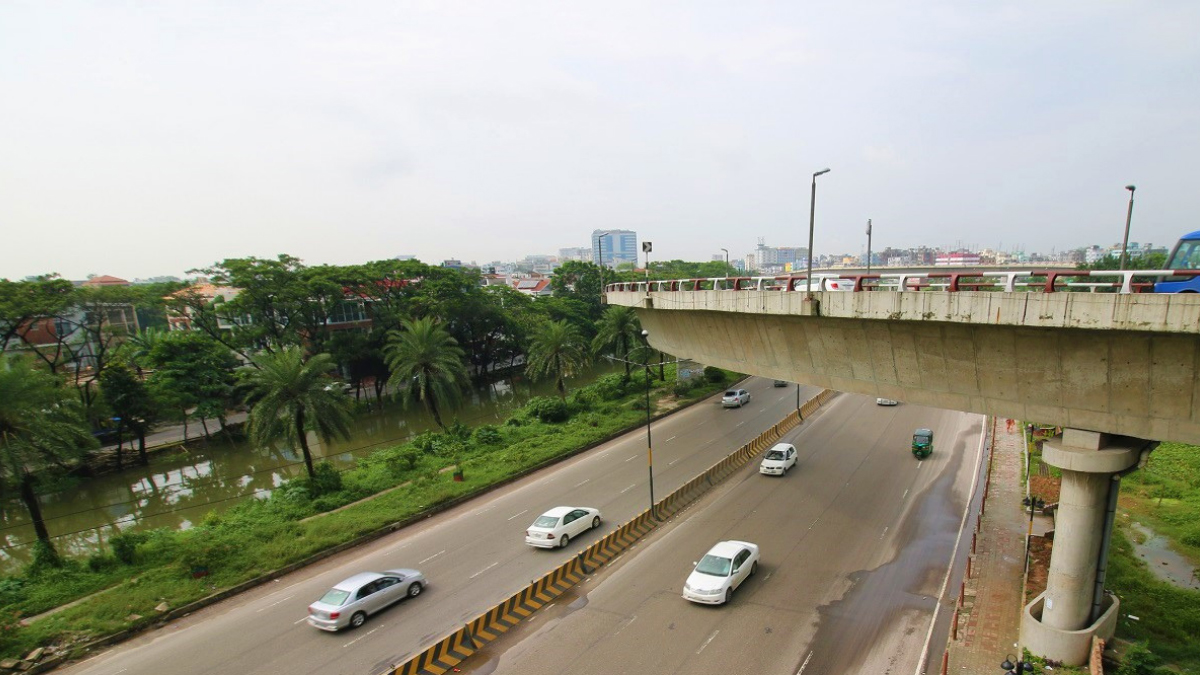 কুড়িল ফ্লাইওভারে কাভার্ডভ্যানের ধাক্কায় আহত বৃদ্ধের মৃত্যু