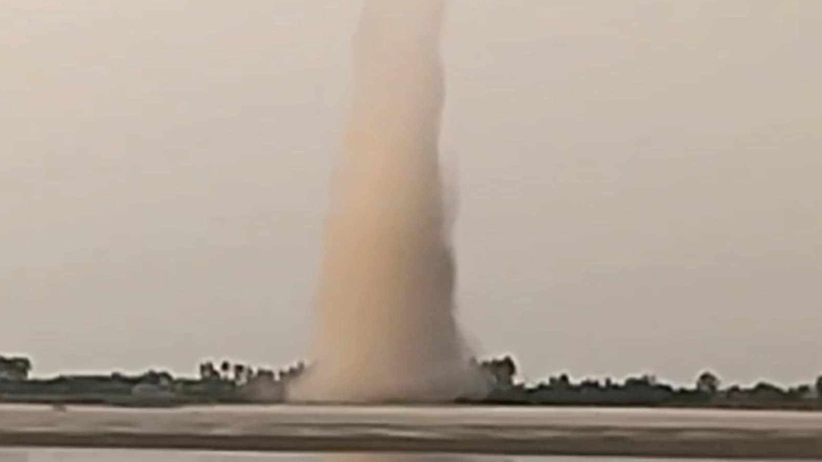 কুড়িগ্রামে ব্রহ্মপুত্রের চরে হঠাৎ ধূলিঝড়