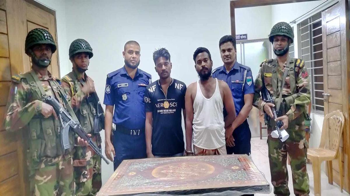 কুষ্টিয়ায় সেনাবাহিনীর অভিযানে ২ চাঁদাবাজ আটক