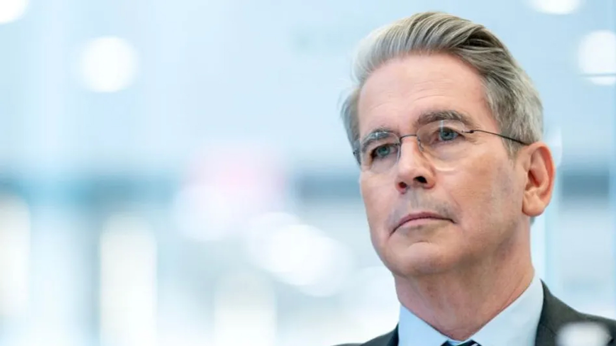 ট্রাম্পের অর্থমন্ত্রী হিসেবে নিয়োগ পেলেন ওয়াল স্ট্রিটের বিনিয়োগকারী স্কট ব্যাসেন্ট