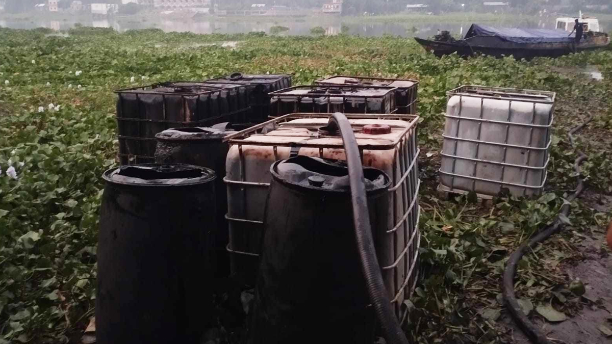 নারায়ণগঞ্জে যৌথ বাহিনীর অভিযানে লুট হওয়া অর্ধকোটি টাকার তেল উদ্ধার