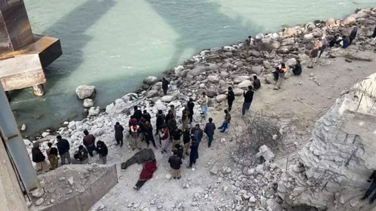 পাকিস্তানে বিয়ের বাস নদীতে ডুবে নিহত ১৪