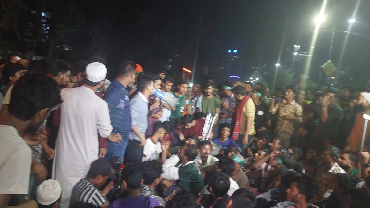 আন্দোলনে আহতদের আল্টিমেটাম, রাত দশটার মধ্যে আসতে হবে ৪ উপদেষ্টাকে