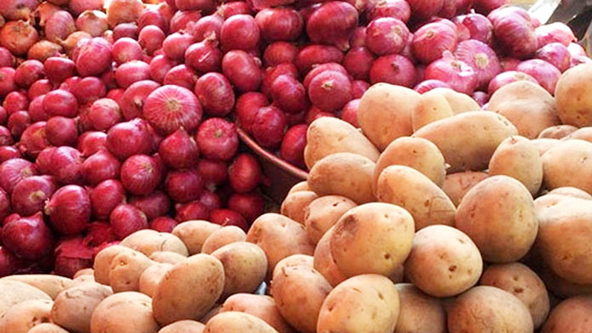 আমদানি শুল্ক কমালেও প্রভাব নেই আলু-পেঁয়াজের বাজারে