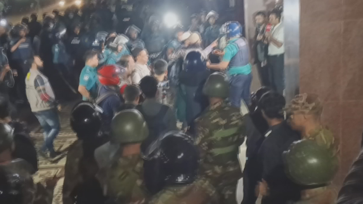 প্রথম আলো অফিসের সামনে ধাওয়া পাল্টা-ধাওয়া