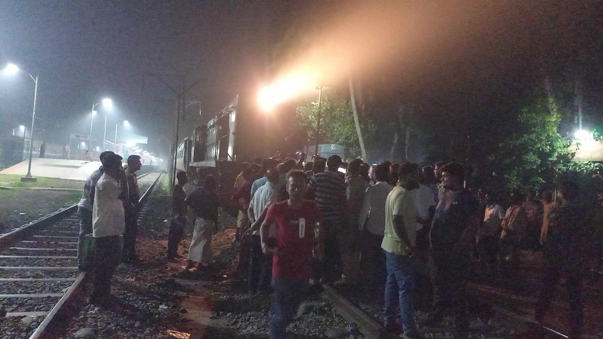 রাজবাড়ীতে ট্রেন আটকে রেখে বিক্ষোভ