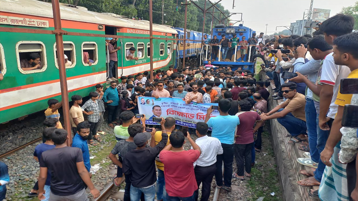 রাজবাড়ীতে দুটি ট্রেন আটকে রেখে ছাত্রদলের বিক্ষোভ