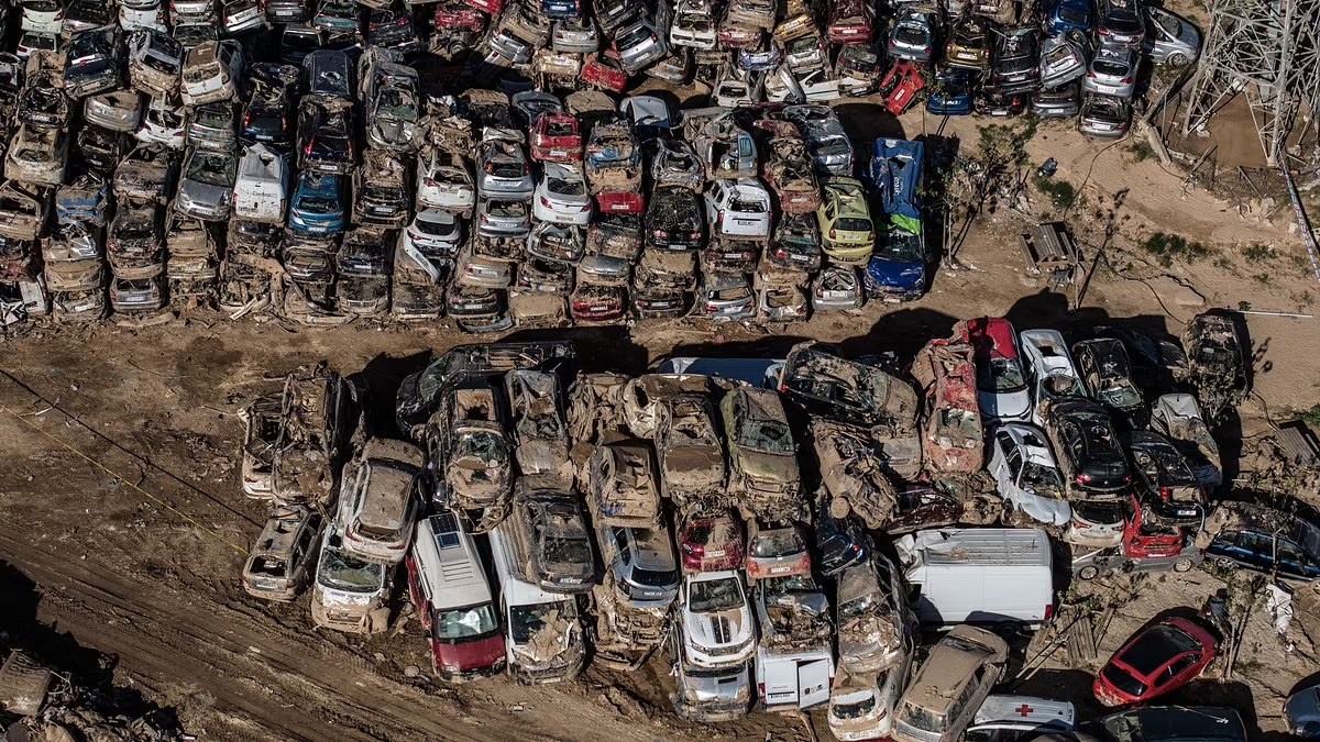 বন্যায় ভেসে আসা লক্ষাধিক গাড়ি নিয়ে চরম বিপাকে স্পেনের ভ্যালেন্সিয়া