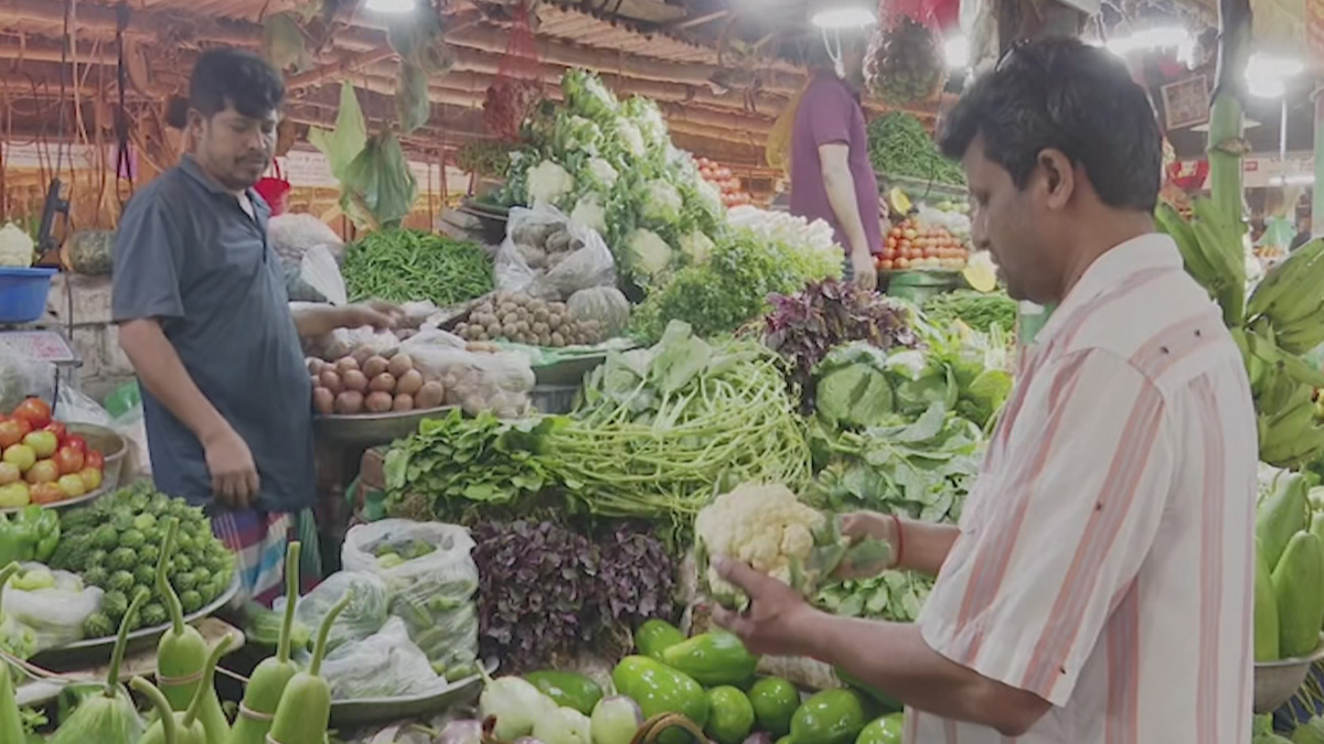 ফুলকপি-বাঁধাকপির দামে স্বস্তি, নতুন আলুর বাজার চড়া