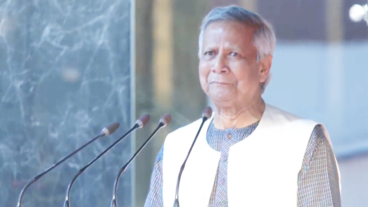 আইনশৃঙ্খলা বাহিনীকে যুদ্ধ-পরিস্থিতির মতো সতর্ক থাকতে বললেন প্রধান উপদেষ্টা