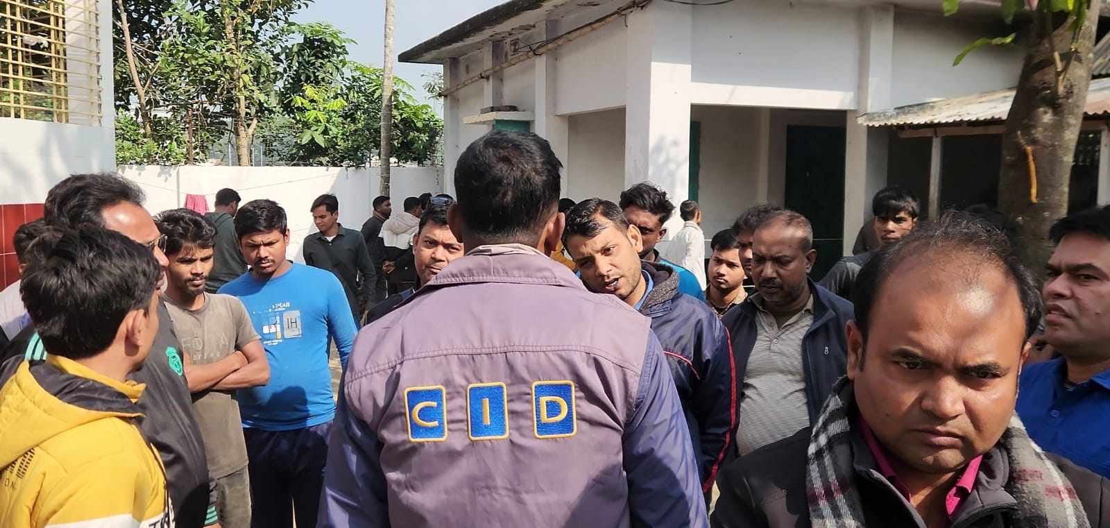 নাটোরে শ্মশানের সামনে পড়ে ছিল হাত-পা বাঁধা মরদেহ, মালামাল চুরি