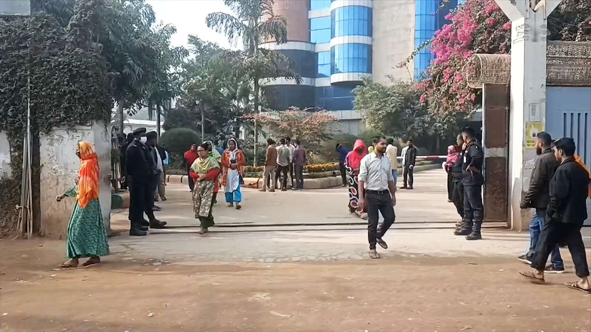 আশুলিয়ায় শ্রমিকদের কর্মবিরতি, ১০ কারখানায় সাধারণ ছুটি