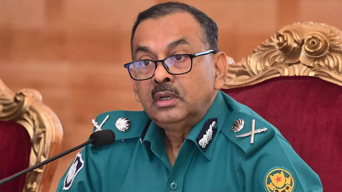 দ্রুত অটোরিকশা নিয়ন্ত্রণ না করলে মানুষ আর ঘর থেকে বের হতে পারবে না: ডিএমপি কমিশনার