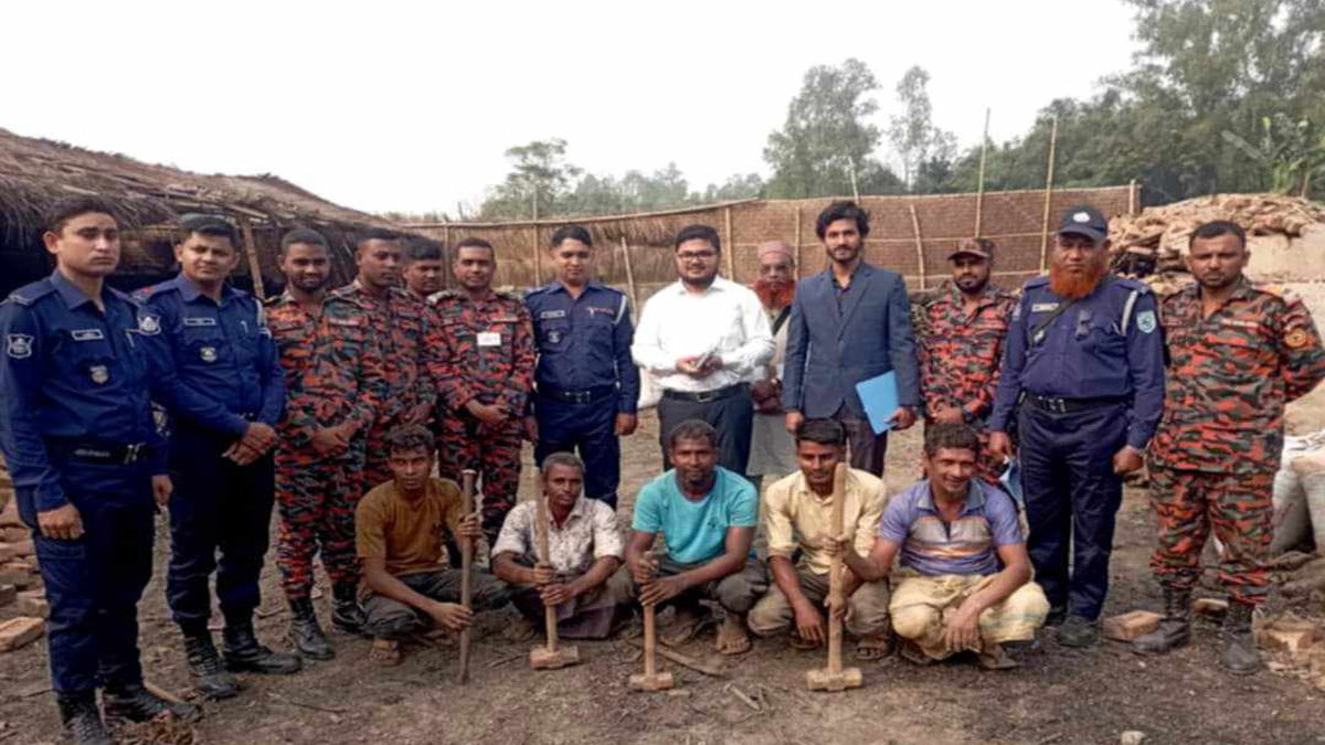 গাইবান্ধায় অবৈধ কয়লা তৈরির কারখানা গুড়িয়ে দিলো প্রশাসন