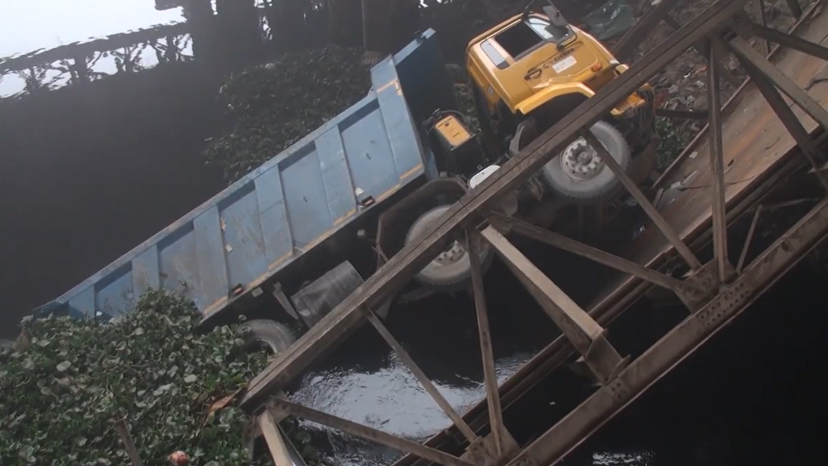 টঙ্গীতে বেইলি ব্রিজের দুর্ঘটনার ট্রাকটি উদ্ধার হয়নি, বিকল্প পথে চলার অনুরোধ