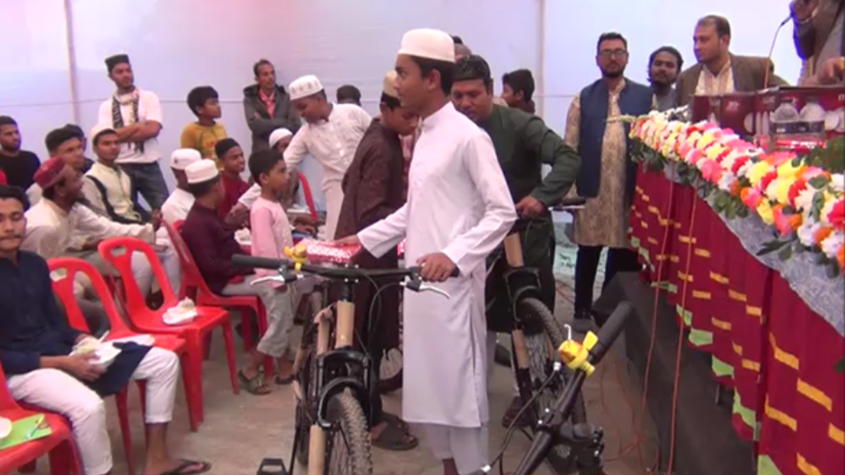 টানা ৪০ দিন জামাতে নামাজ পড়ে পুরস্কার পেলো ১৮ কিশোর