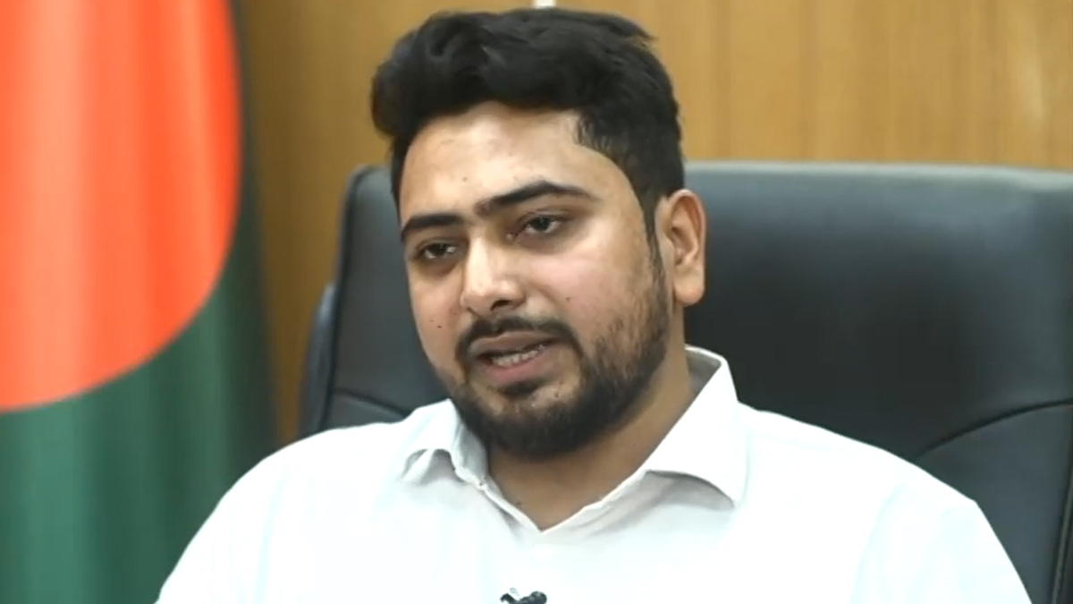 ব্লকেড সরিয়ে সড়কের একপাশে অবস্থানের আহ্বান নাহিদ ইসলামের