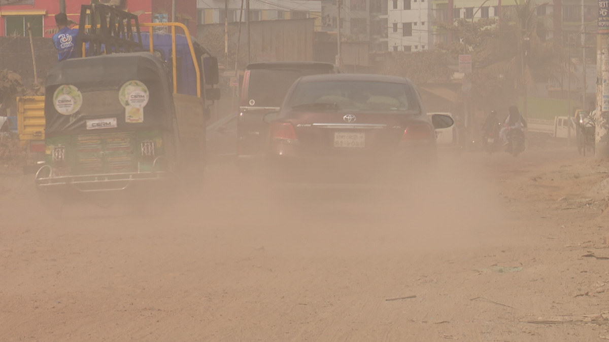 মেরাদিয়া-ডেমরা সড়কের বেহাল দশা, দুর্ভোগ থেকে বাচঁতে এলাকা ছাড়ছে মানুষ