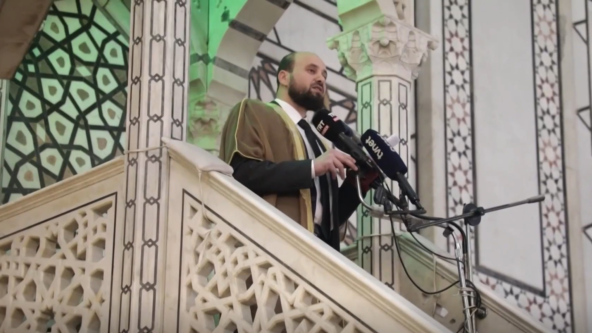 জুমার নামাজে ইমামতি করলেন সিরিয়ার অন্তর্বর্তী সরকারের প্রধানমন্ত্রী