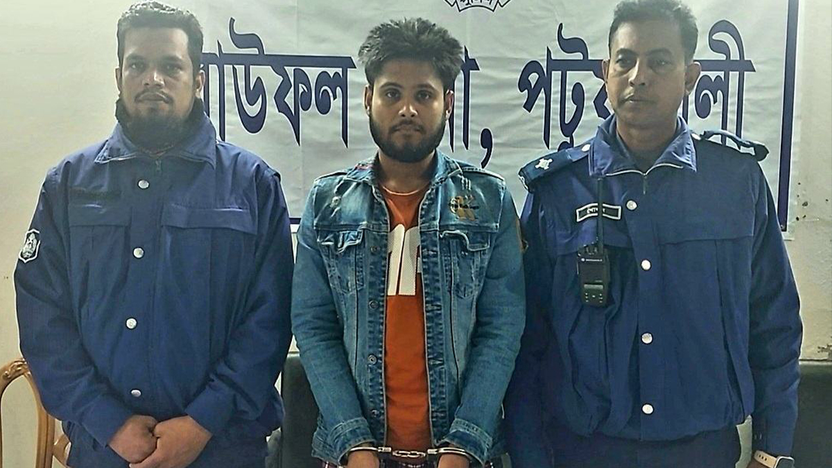 বিজয় দিবসের অনুষ্ঠানে দুই শিক্ষার্থীকে ছুরিকাঘাতের ঘটনায় গ্রেফতার ১